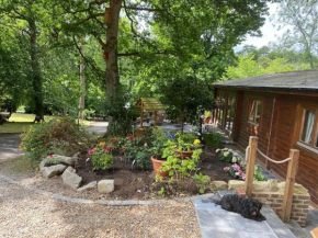 3 Bedroom Lodge Hotub pool in Horsley Surrey UK